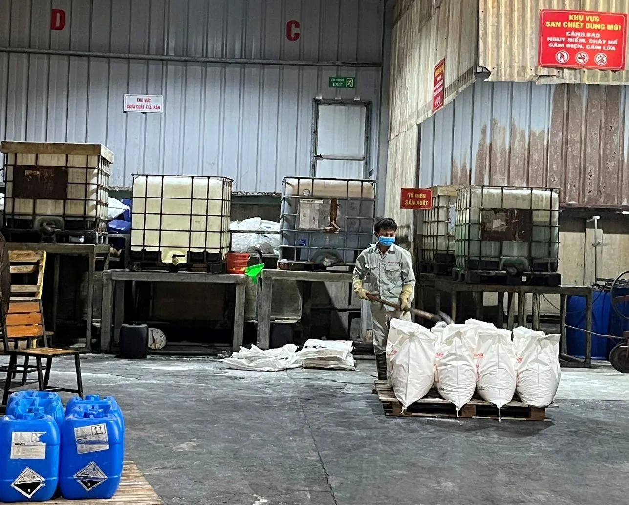 Khu vực sản xuất và chiết rót hóa chất